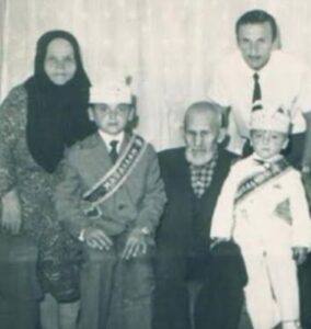 Sakine Baturay, Milli Mücadele döneminin önemli kadın kahramanlarından biri. 8b12 *Kısaca hayatı:* *1. Doğumu ve ailesi* 1896’da Erzurum’un İspir ilçesine bağlı Baksır-Kındız köyünde doğdu. Babası Erzurumlu Hasan Reis’ti. Nüfus kaydında Samsun görünüyor çünkü babası Samsun’da çalışıyordu. Babası Ömerzadeler’in yanında “takada” denilen ticari gemilerde, Romanya-Köstence hattında petrol taşımacılığı yapıyordu. 8b12 1911 veya 1912’de Muhsin Bey’le evlendi. 1913’te Lütfü adında bir oğlu oldu ama çocuk doğuştan ayakları sakattı. Eşi Yemen Harbi’nde askerdeyken köyleri Ermeni saldırısına uğrayınca, sakat oğluyla birlikte 2,5 ay süren zorlu bir kış yolculuğuyla Samsun’a, babasının yanına sığındı. 8b12 *2. Samsun’daki hayatı* Samsun’da hastanede hastabakıcı olarak çalıştı. Orada Amerikalı bir doktordan İngilizce ve Latin alfabesi öğrendi. Mücadeleci, meraklı ve çalışkan biri olarak biliniyordu. 8b12 *3. En bilinen yönü: Atatürk’ü karşılaması* 19 Mayıs 1919’da Mustafa Kemal Atatürk ve Bandırma Vapuru ile gelen 18 silah arkadaşını Samsun iskelesinde karşılayan *tek kadın* oldu. Bu olay Reji İskelesi, bugünkü Tütün İskelesi’nde gerçekleşti. Olay, oğlu Orhan Baturay’ın aktardığı aile anlatıları ve araştırmacı Necat Çetin’in 2008-2009’daki çalışmalarıyla belgelenmiş. 8b12 Samsun’da kadınları örgütleyerek cepheye destek verdiği de biliniyor. 594d 1976’da vefat etti. 8b12 Sakine Baturay, Milli Mücadele’nin görünmeyen ama sahadaki önemli kadın figürlerinden biri olarak anılıyor. İstersen Milli Mücadele’deki diğer kadın kahramanları da anlatayım mı?