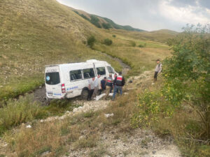 İspir’de yolcu minibüsü şarampole devrildi: 1’i ağır 3 yaralı
